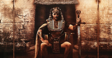 Army of the Pharaohs - Heavy Lies the Crown